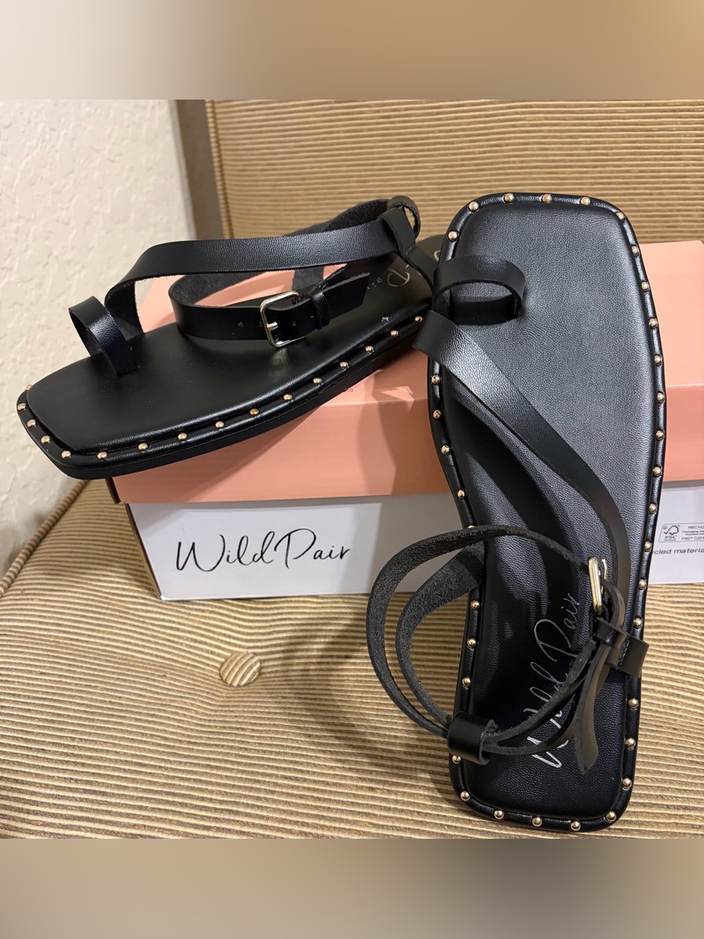 NWT Wild Pair Genesis Black Beauty Buckle Flat Sandals - Size 6.5